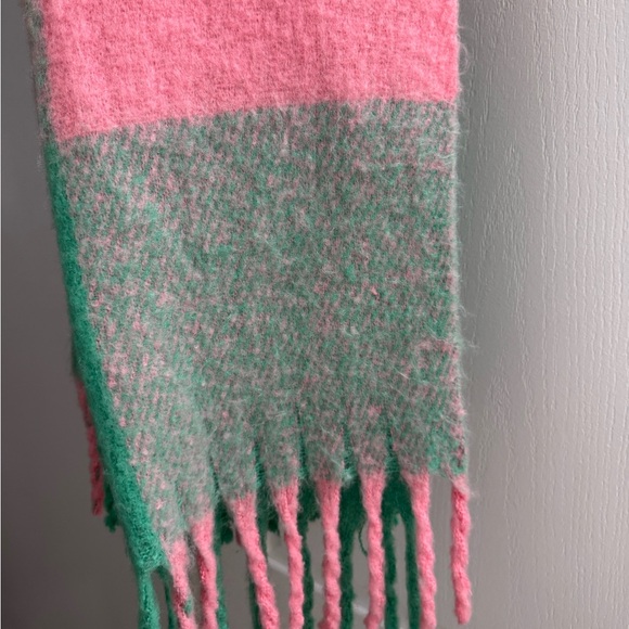 UO Check Scarf - Picture 4 of 5